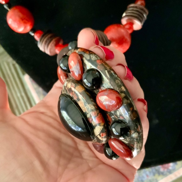 HANDMADE VINTAGE PENDANT STATEMENT NECKLACE TRIBAL STONE DISC ⭐️BEADED NEW COND - Picture 6 of 11